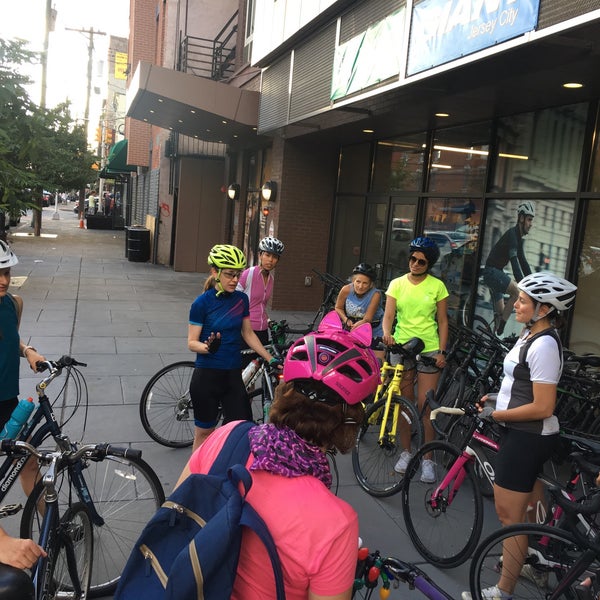 รูปภาพถ่ายที่ Grove Street Bicycles โดย Ayla S. เมื่อ 7/24/2019