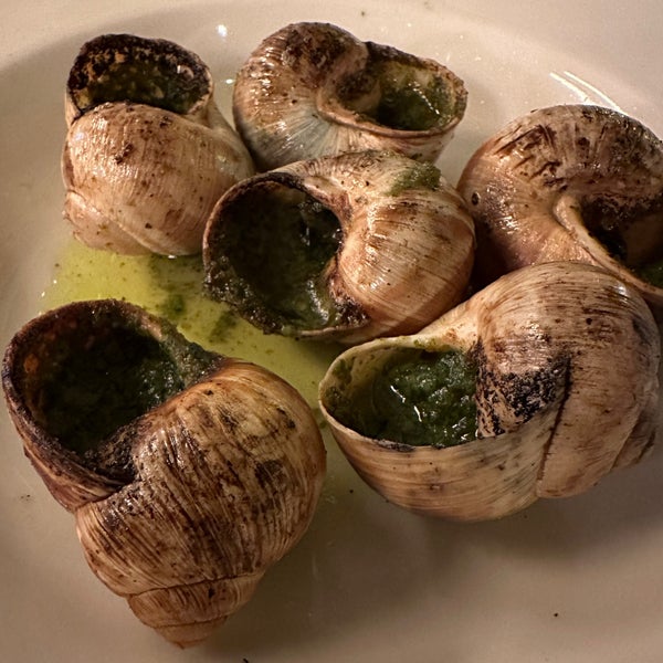 Escargot 🐌 are excellent! Only 6 of them, but they are some of the largest & tastiest in Paris! Lastly, if the Magret de Canard is available, order it. Thank me later 😜