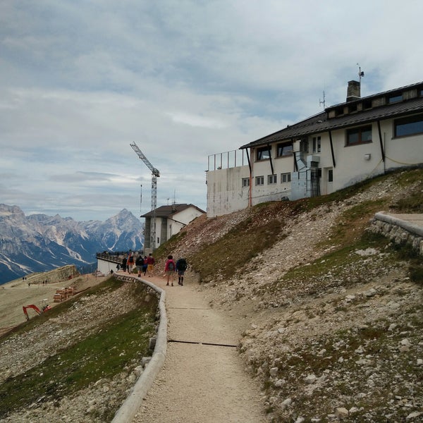 Горная база Рифуджо Лагацуой Rifugio Lagazuoi