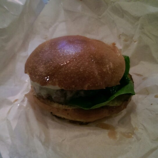 Foto tomada en Burger Meats Bun  por K S. el 5/4/2014
