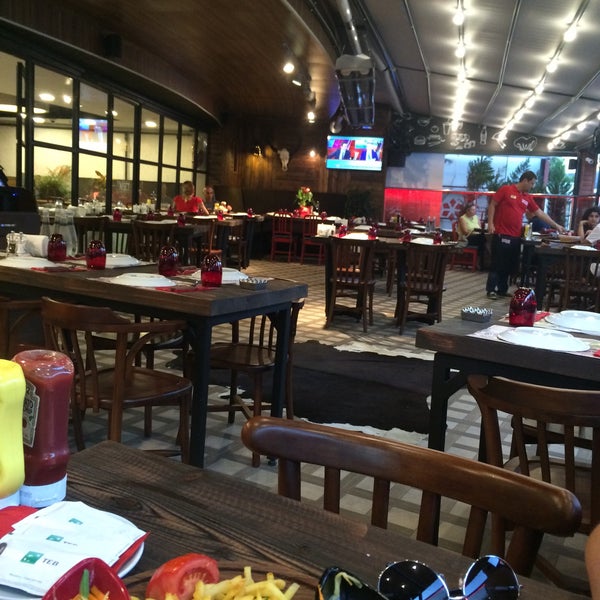 รูปภาพถ่ายที่ Nişet Steakhouse &amp; Lounge โดย mrtersz เมื่อ 8/31/2015