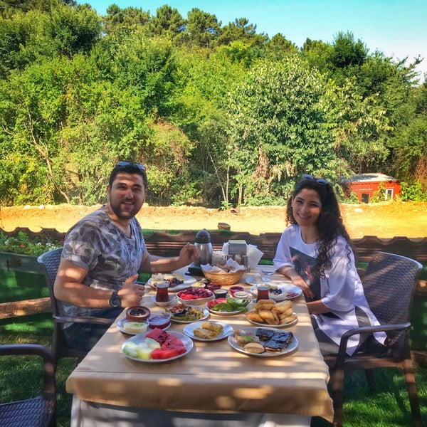 Снимок сделан в Taşlıhan Restaurant пользователем Elif Deniz 🦋 A. 7/7/2019