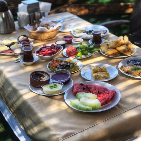 Foto diambil di Taşlıhan Restaurant oleh Elif Deniz 🦋 A. pada 7/7/2019