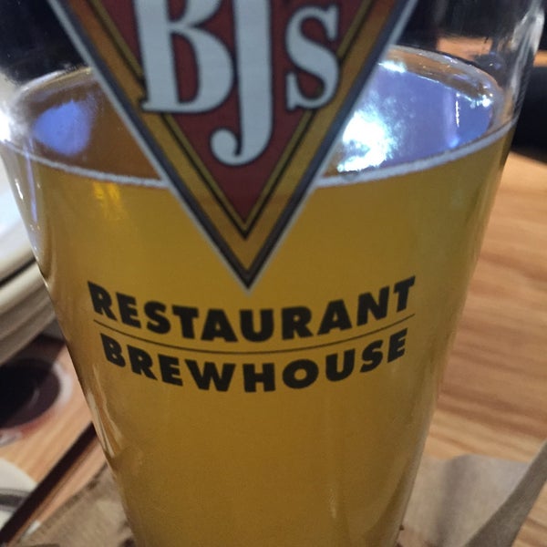 Photo taken at BJ&#39;s Restaurant &amp; Brewhouse by Stephen M. on 10/31/2015