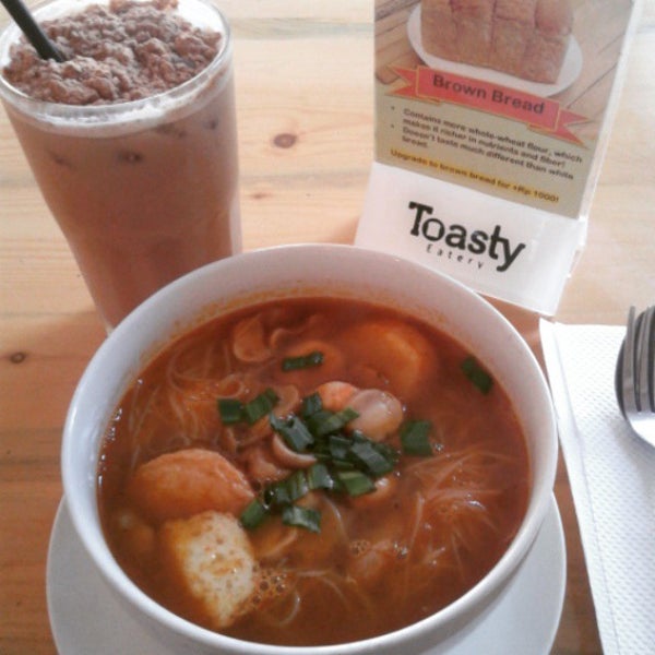 Photo taken at Toasty Eatery by Gyshella D. on 6/20/2015