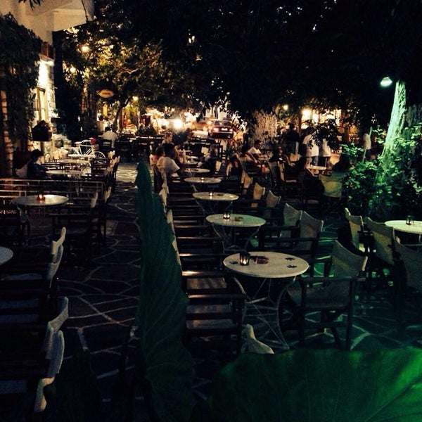 Foto tirada no(a) Platanos - The Puressence Cafe por Giorgos K. em 9/1/2014