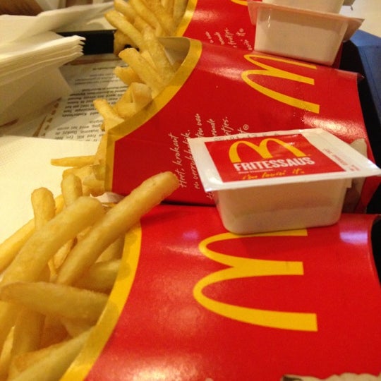 Foto tirada no(a) McDonald&#39;s por Ad V. em 12/15/2012