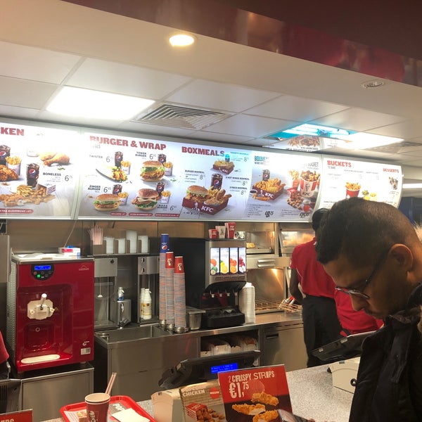 Foto tomada en KFC  por Ad V. el 11/16/2018