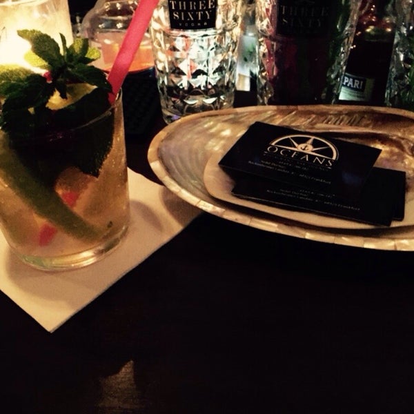 Снимок сделан в Oceans Restaurant Bar &amp; Lounge пользователем Amelia Z. 7/25/2015