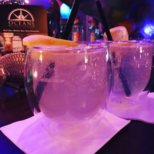 Das Foto wurde bei Oceans Restaurant Bar &amp; Lounge von Amelia Z. am 2/19/2017 aufgenommen
