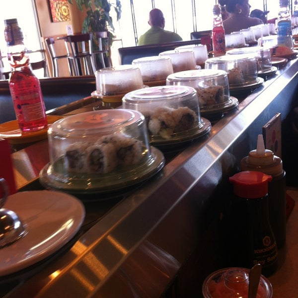3/22/2013 tarihinde Keri G.ziyaretçi tarafından KiKu Revolving Sushi'de çekilen fotoğraf