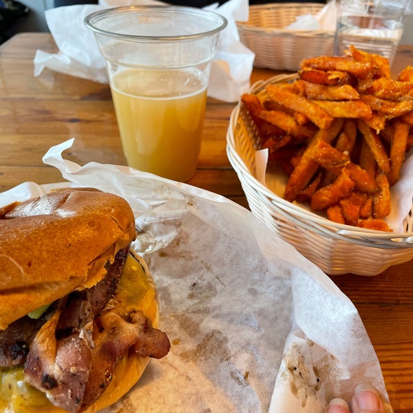 4/17/2022 tarihinde Caroline G.ziyaretçi tarafından Tommi&#39;s Burger Joint'de çekilen fotoğraf