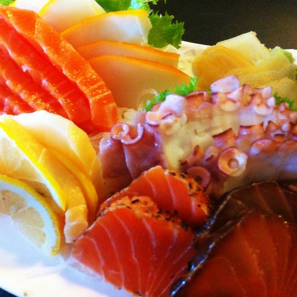 Foto scattata a Sushi Seninha da Fay H. il 1/10/2013