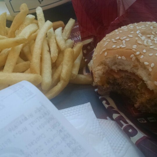 Photo taken at Burger King by Romina F. on 9/13/2014