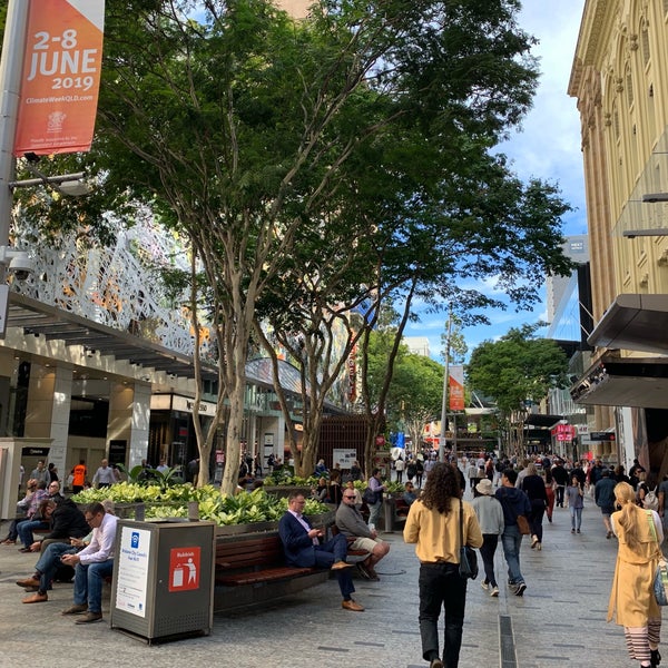 รูปภาพถ่ายที่ Queen Street Mall โดย Stan C. เมื่อ 6/6/2019