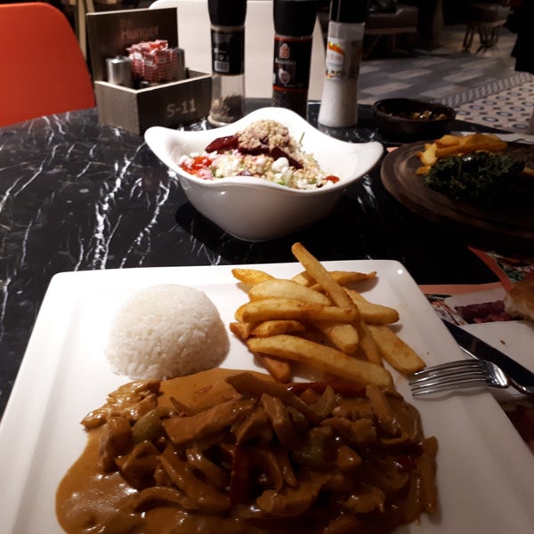 Foto tomada en The Hunger Cafe &amp; Brasserie  por Burak A. el 3/30/2019