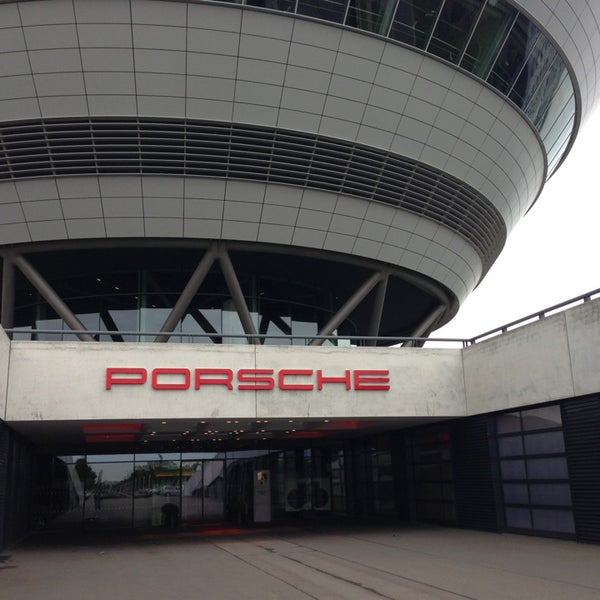 รูปภาพถ่ายที่ Porsche Werk Leipzig โดย Nick W. เมื่อ 6/3/2013