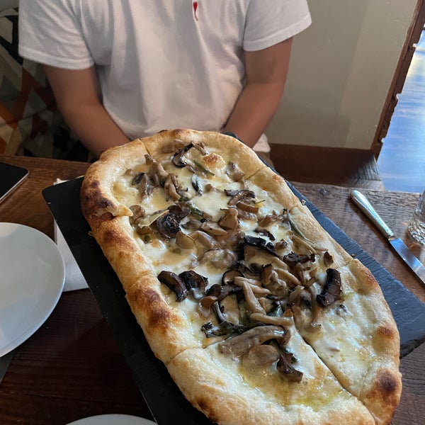 Foto tirada no(a) Mercato Stellina Pizzeria por Sophie Guangji W. em 6/12/2022