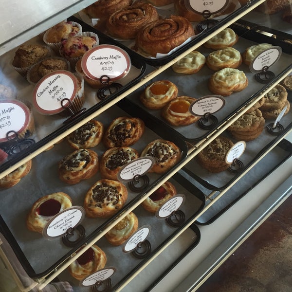 รูปภาพถ่ายที่ San Francisco Bakery &amp; Café โดย Liz B. เมื่อ 6/6/2015