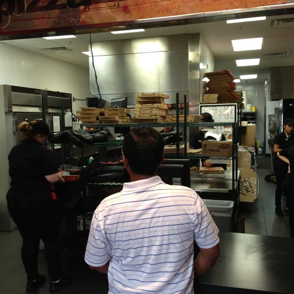 Pizza Hut Pizza Place in Elk Grove