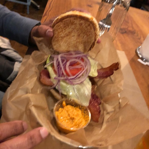 รูปภาพถ่ายที่ Farm Burger โดย JR C. เมื่อ 11/17/2018