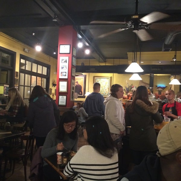 Foto diambil di Aromas Coffeehouse Bakeshop &amp; Cafe oleh Mike H. pada 10/17/2015