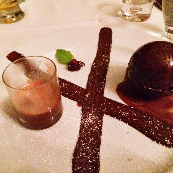 Para los amantes del chocolate, prueben la "Esfera de Chocolate": Chocolate amargo relleno de crema de lúcuma, bañado con chocolate caliente...