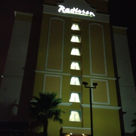 รูปภาพถ่ายที่ Radisson Hotel Orlando - Lake Buena Vista โดย Herbert S. เมื่อ 11/20/2012