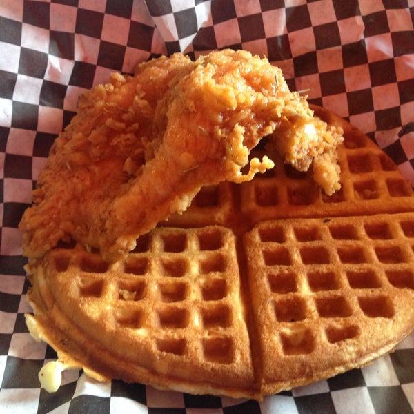Das Foto wurde bei Butter And Zeus Waffle Sandwiches von Julie P. am 5/17/2013 aufgenommen