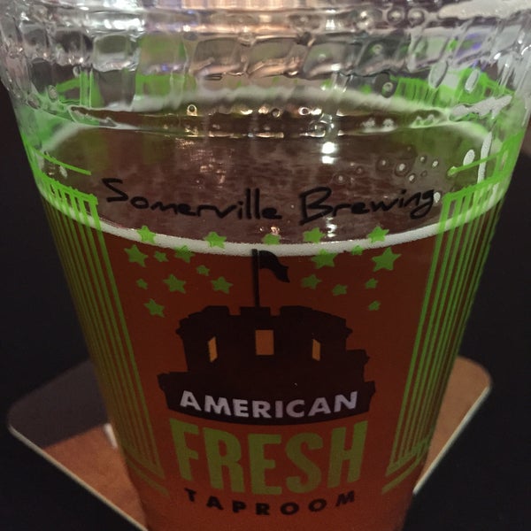 รูปภาพถ่ายที่ American Fresh Beer Garden โดย Jamie H. เมื่อ 12/12/2014
