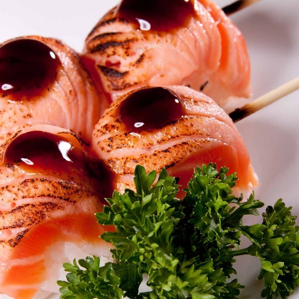 Aqui no #Nippon você encontra a ROBATA DE SALMÃO   Deliciosos espetinho de salmão recheado com shitake. Hummmm ...deu até água na boca.