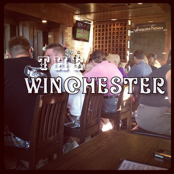 รูปภาพถ่ายที่ The Winchester โดย 🇺🇸 Eric E. เมื่อ 6/29/2012