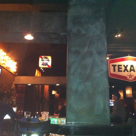 Foto tomada en Rusty&#39;s Old 50 Night Pub  por Erin C. el 2/10/2012