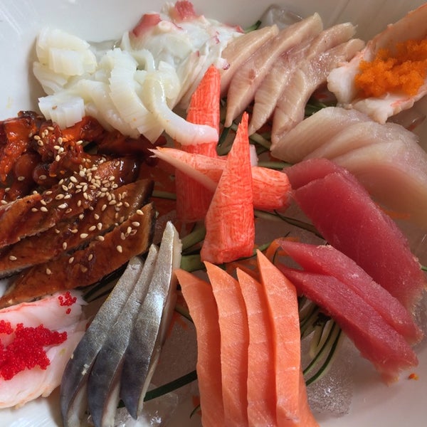Foto tirada no(a) Sushi Ya por Orochi Y. em 6/18/2014