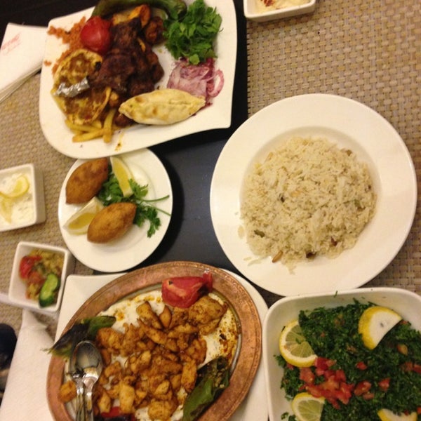 Photo prise au Ennap Restaurant مطعم عناب par A S. le2/27/2015