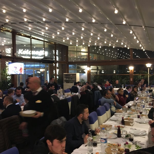Foto tirada no(a) Kolcuoğlu Restaurant por ❤✌Tslm ❤✌ Y. em 2/4/2018