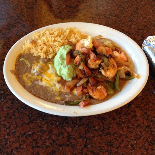 Photo taken at El Tarasco Mexican Food by FW1SHINE .. on 10/15/2012