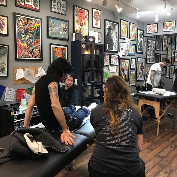 1/20/2019 tarihinde Kathleen G.ziyaretçi tarafından Three Kings Tattoo Parlor'de çekilen fotoğraf