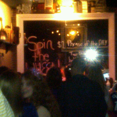 Снимок сделан в Jolly&#39;s American Beer Bar &amp; Dueling Pianos пользователем Jodi M. 9/30/2012
