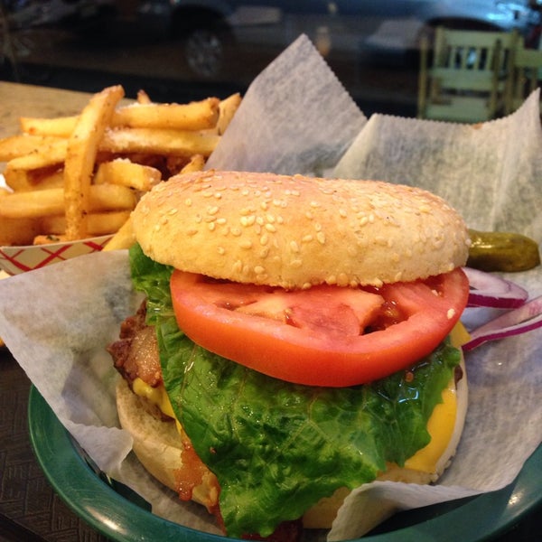 รูปภาพถ่ายที่ Tallgrass Burger โดย Maylet G. เมื่อ 12/31/2013
