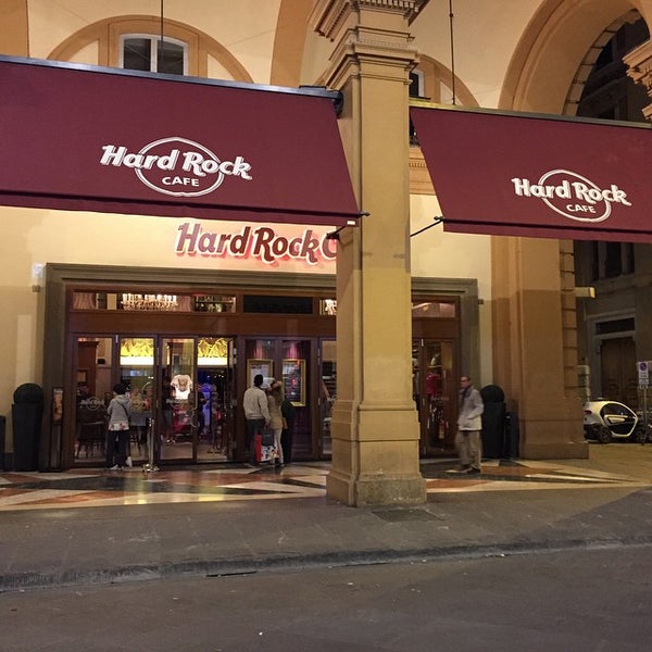 4/30/2015 tarihinde Josephine B.ziyaretçi tarafından Hard Rock Cafe Florence'de çekilen fotoğraf