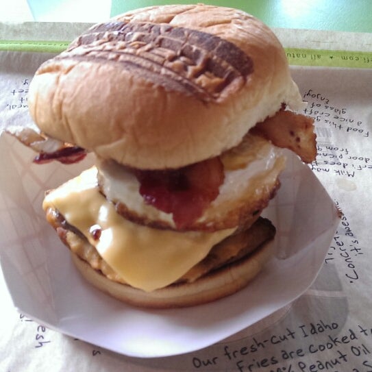 รูปภาพถ่ายที่ BurgerFi โดย Anna L. เมื่อ 8/21/2013