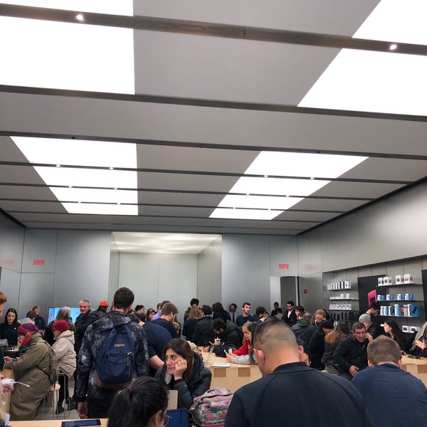 Photo taken at Apple Sainte-Catherine by Juliano R. on 10/19/2018