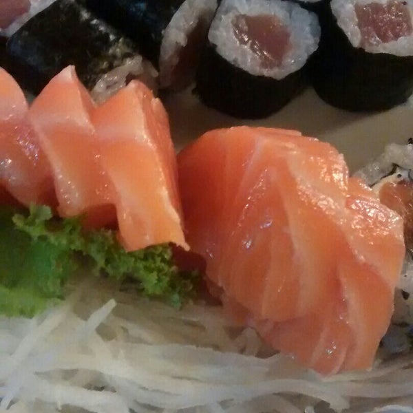 Foto tirada no(a) H2O Sushi Bar por Mariana S. em 11/6/2014