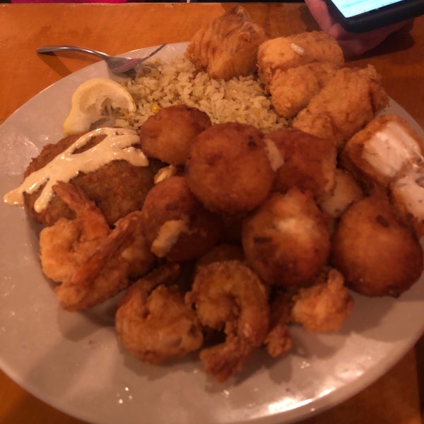 Foto diambil di Bimini&#39;s Oyster Bar and Seafood Cafe oleh Kelsey A. pada 10/20/2018