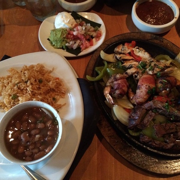 Photo taken at Cantina Laredo by Paul on 7/16/2014