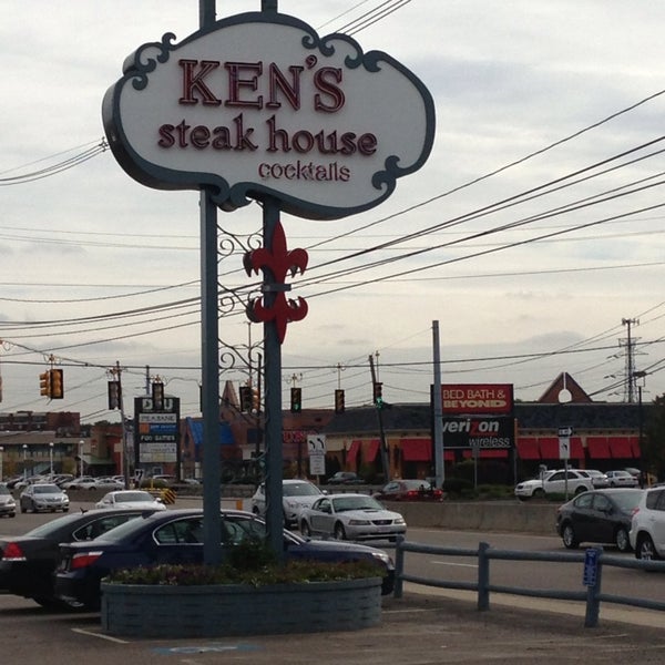 Foto tomada en Ken&#39;s Steak House  por Framingham Patch - S. el 10/16/2013