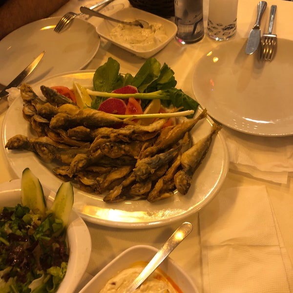 Das Foto wurde bei Sokak Restaurant Cengizin Yeri von Lillay K. am 10/26/2019 aufgenommen