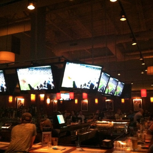 รูปภาพถ่ายที่ Bar Louie โดย Toshi ⚾. เมื่อ 10/17/2012