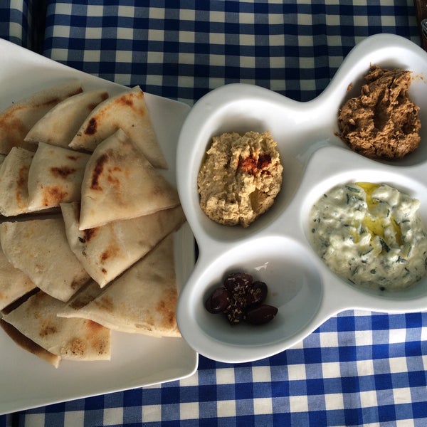 Foto diambil di Blé - Real Greek food oleh Mayvelyn D. pada 6/14/2015